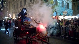 Krampuslauf am Krampustag in Salzburg  die hauen zu [upl. by Schulein]